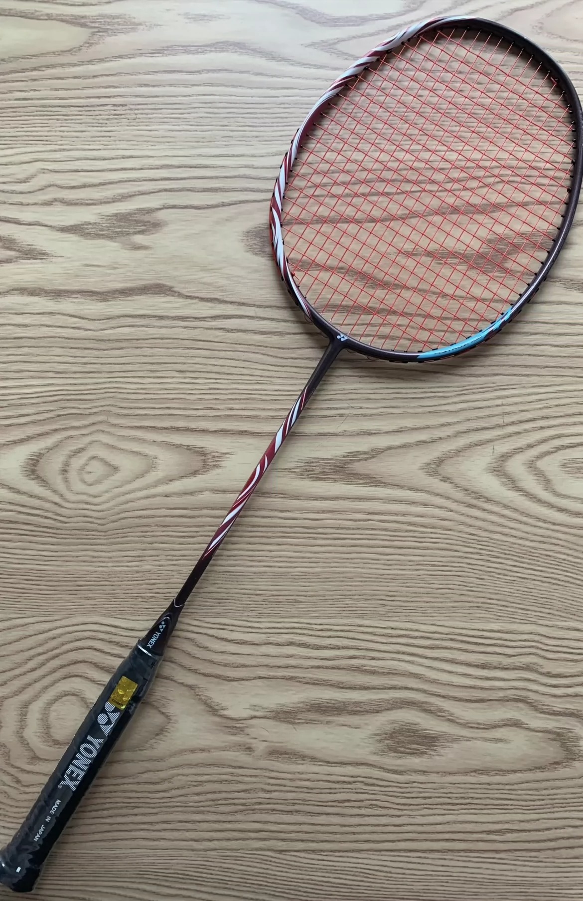 个人转让全新尤尼克斯超轻羽毛球拍 我们行运动会发的